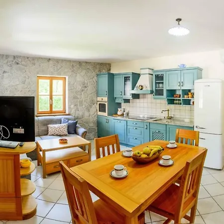 Semesterbostad Stone House Luka