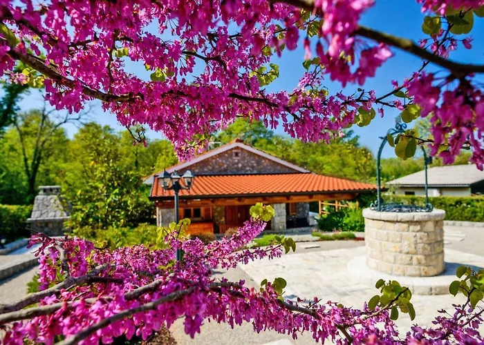 Stone House Luka بيت للعطل *